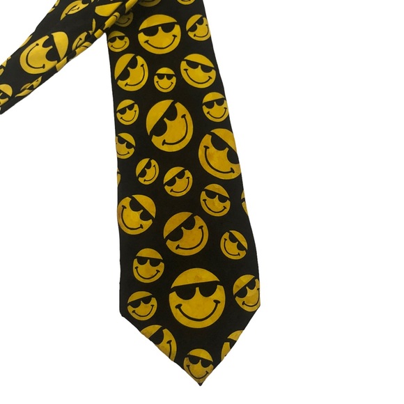 Smiley Face Novelty Tie - Picture 11 of 11